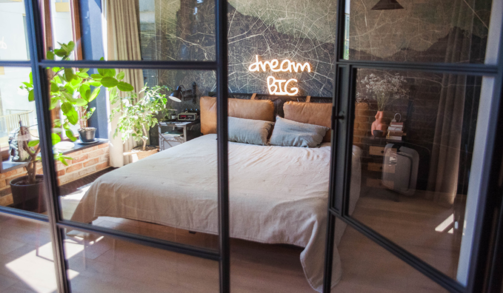 niebanalne oświetlenie sypialni w formie neonowego napisu dream big.