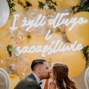 piękny neonowy napis i żyli długo i szczęśliwie to idealna dekoracja ślubu i wesela