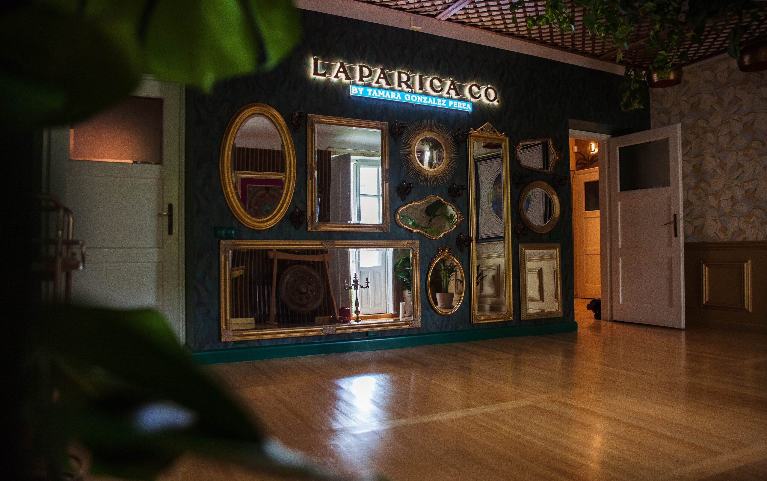 Neonowy Ledon dla marki laparica. Tamara Gonzales Perea stworzyła piękna przestrzeń, którą ozdabiają Ledony.
