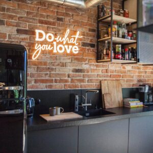 Kuchnia w stylu loftowym i designerskie oświetlenie, czyli Napis do what you love