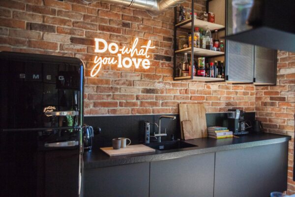 Kuchnia w stylu loftowym i designerskie oświetlenie, czyli Napis do what you love