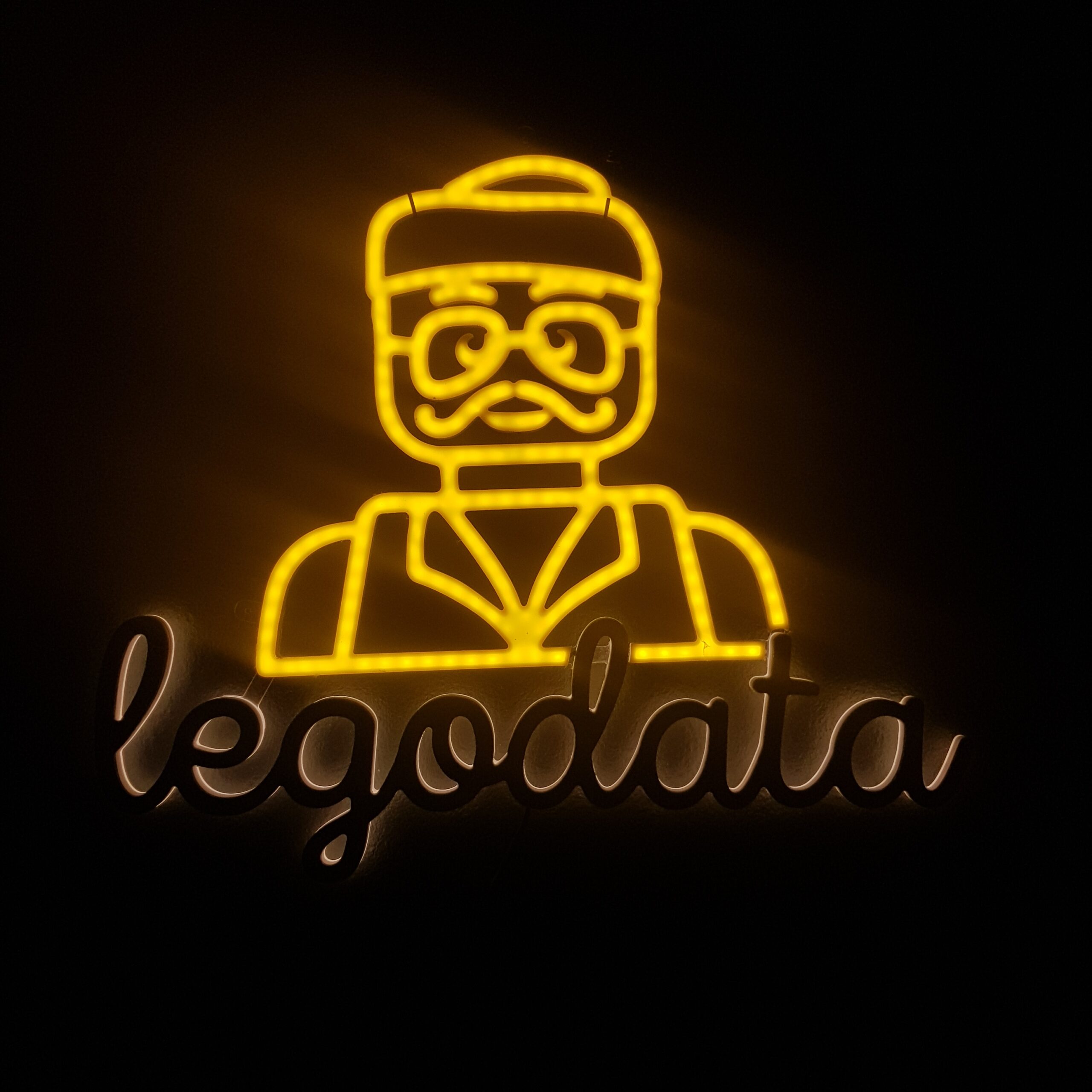 Świetlne logo LegoData czyli neon na ścianę inspirowany klockami LEGO