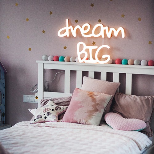 Neonowy napis dream big to idealne oświetlenie ścienne zarówno do pokoju dziecięcego jak i salonu.