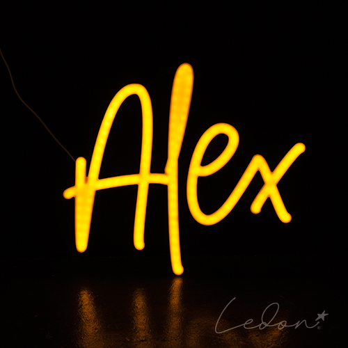 Żółty neonowy napis Alex