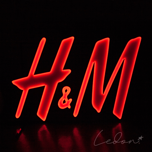 napis reklamowy dla marki H&M