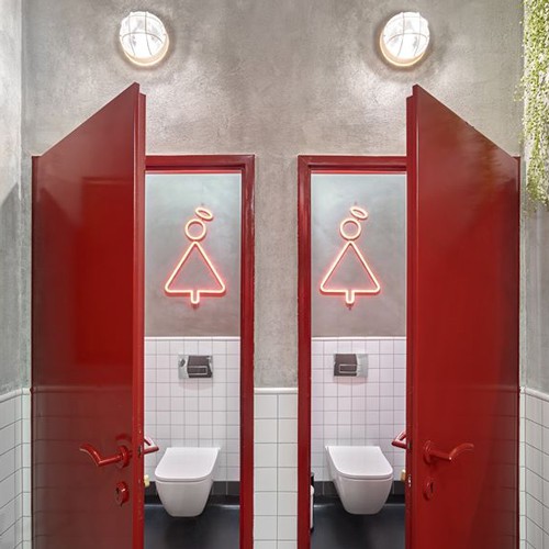 Neonowe oznaczenie toalet w formie świecących neonów to prosta dekoracja