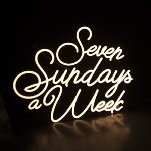 szukasz oświetlania do sypialni w stylu boho? Neon "seven sundays a week " to doskonałe oświetlenie ścienne