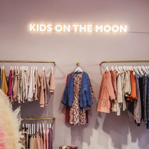 neon reklamowy na ścianę Kids on the moon reklama świetlna do sklepu