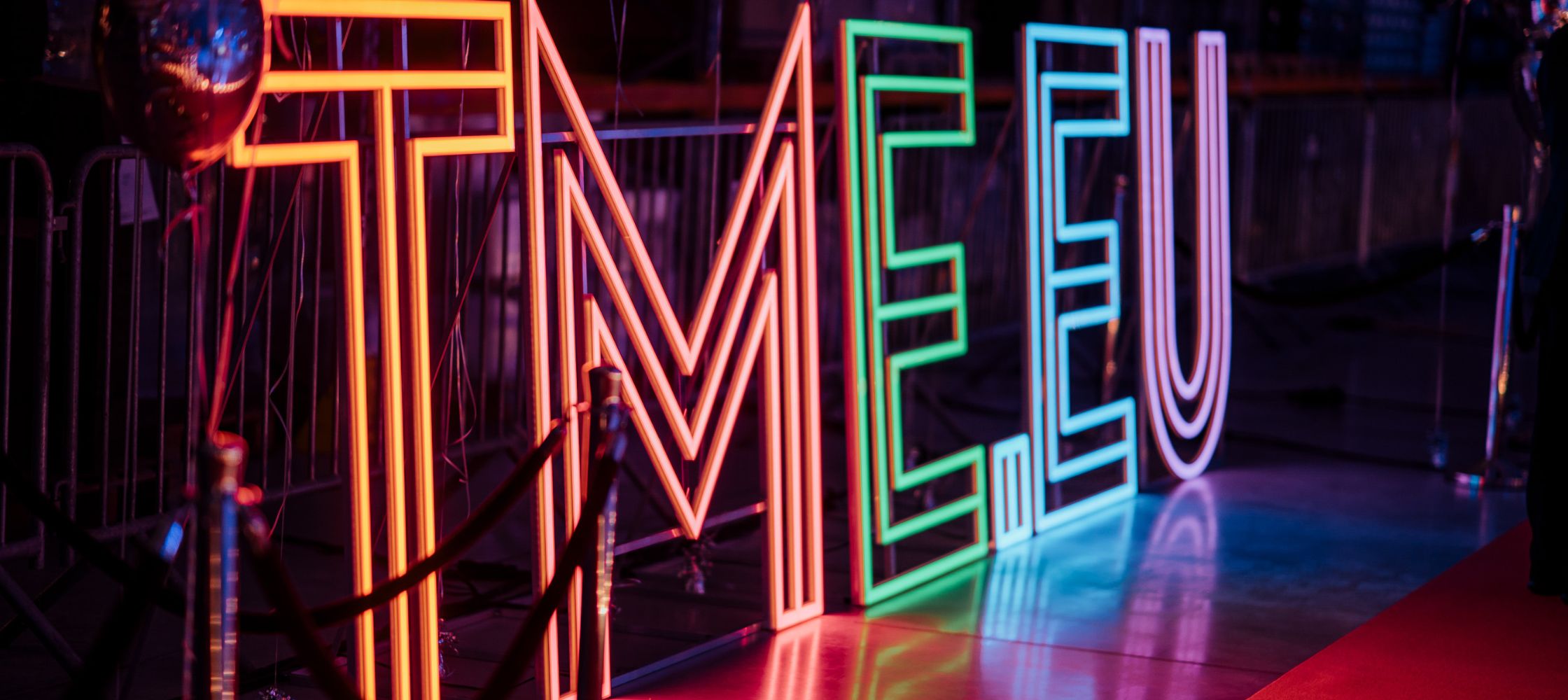 neon reklamowy TME EU - Neonowe logo TME na stelażu było dekoracją na imprezie firmowej.