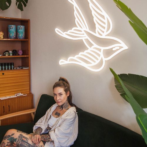 świecący napis w salonie tatuażu Jaskółka Tatto shop
