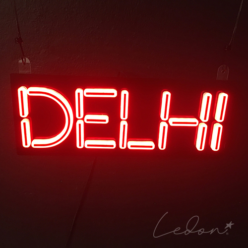 napis neonowy na zamówienie litery świetlne DELHI