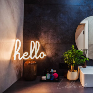 Świecący napis hello na ścianę łazienki to idealna dekoracja