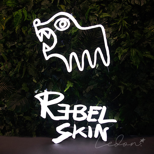 podświetlane logo w formie neonu ledowego dla marki rebel skin