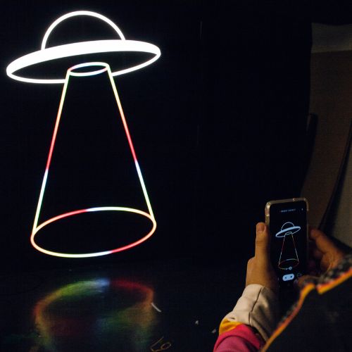 Animowany neon Kameledon w kształcie statku kosmicznego UFO, czyli dekoracje na ścianę