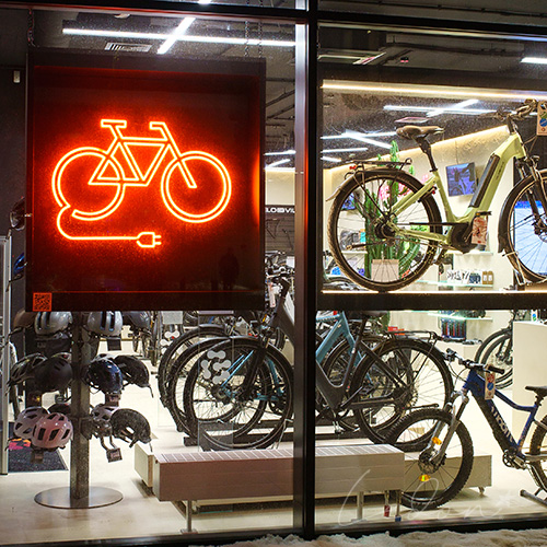 świecący rower na witrynę sklepu rowerowego
