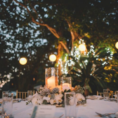 świecące dekoracja w plenerze na weselu, lampki