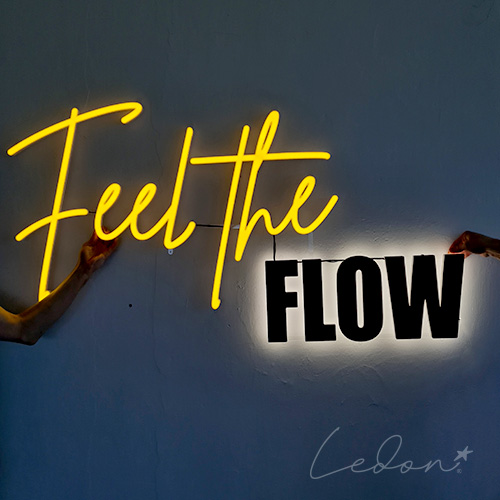 napis neonowy Feel the Flow dla marki L'oreal