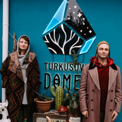 neon świetlny logo turkusowy domek