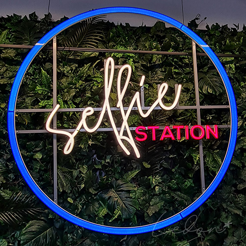 Neon świetlny Selfie station
