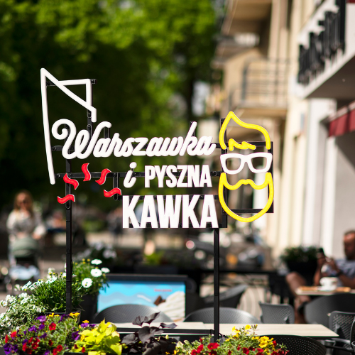 Neon reklamowy Warszawja i pyszna kawka na selfie stand Costa Coffee