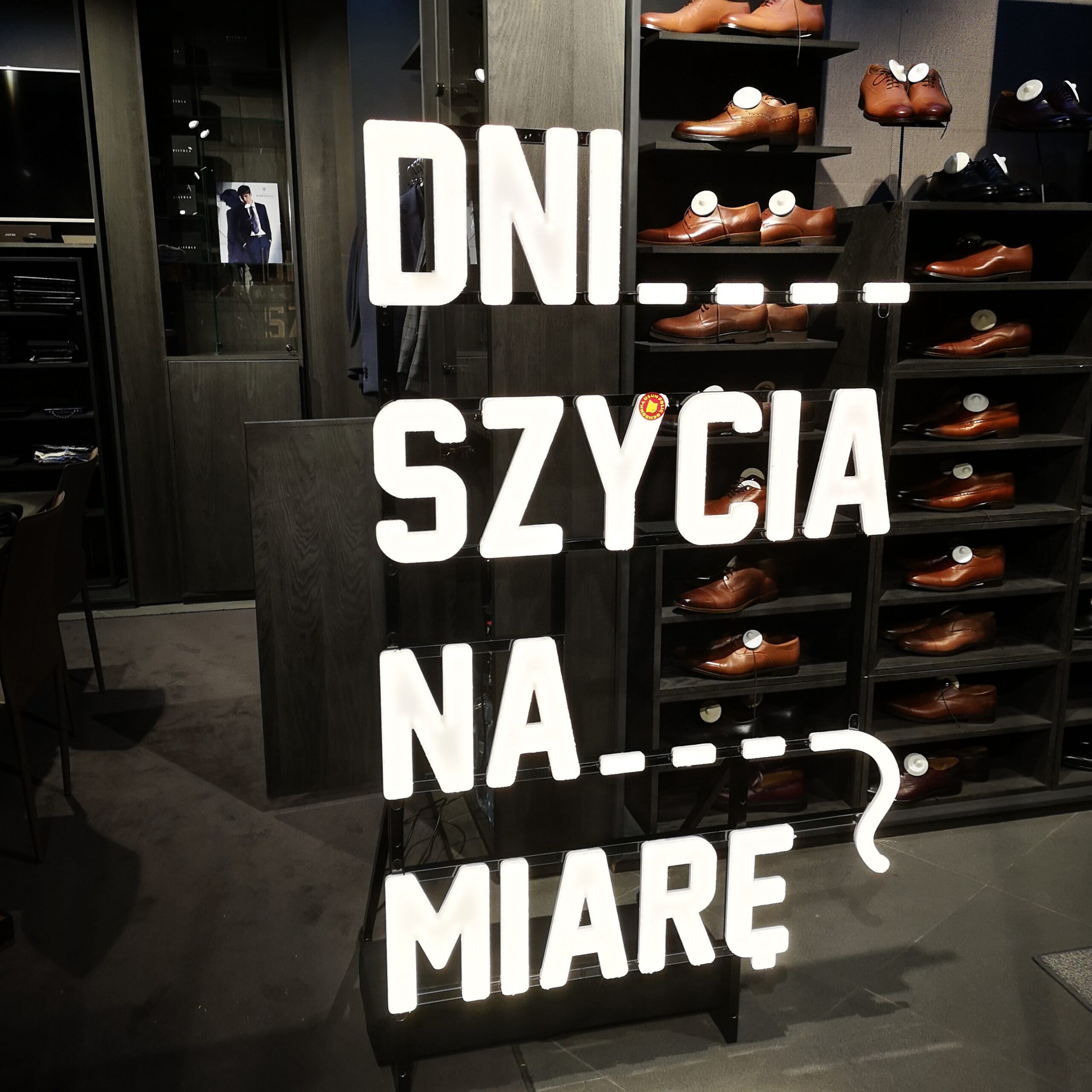 reklama neonowa dla marki Vistula Dni szycia na miarę