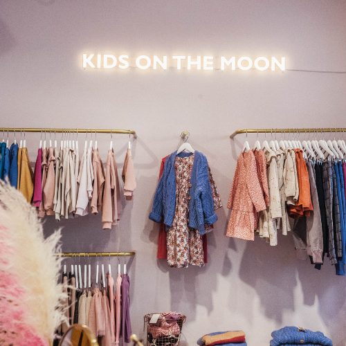 Neonowy napis Kids on the moon do butiku