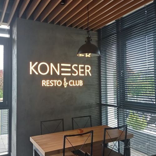 Neonowy szyld do restauracji Koneser resto club